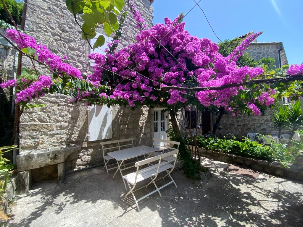 Kamena kuća sa baštom i pogledom na more, Perast